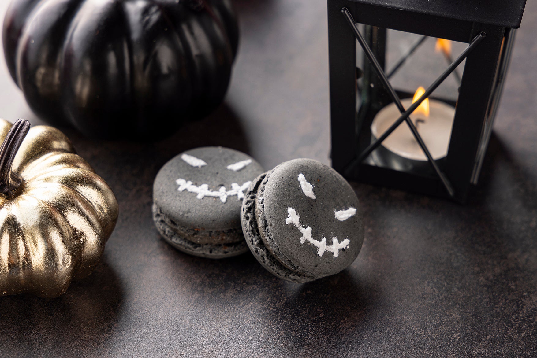 スケルトンの黒ゴママカロン