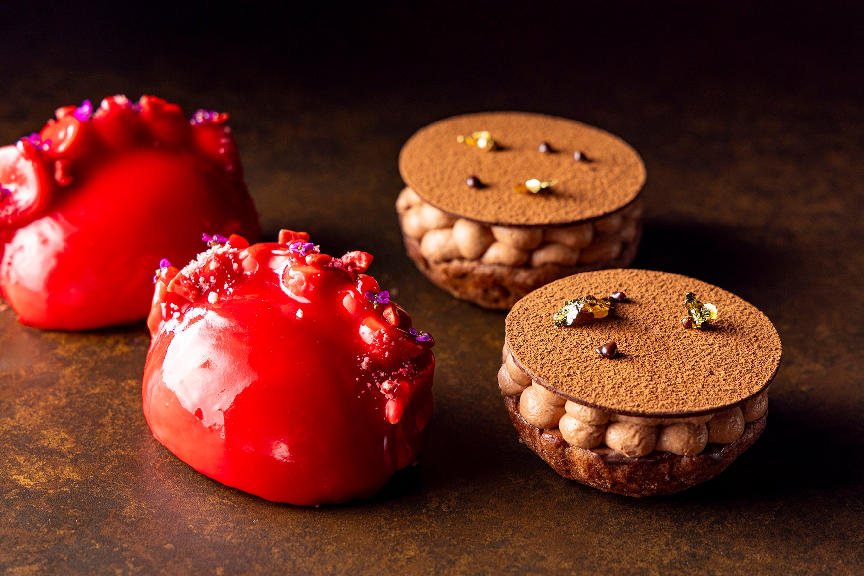 (左)苺とピスタチオのムース　(右)バナナのタルトショコラ