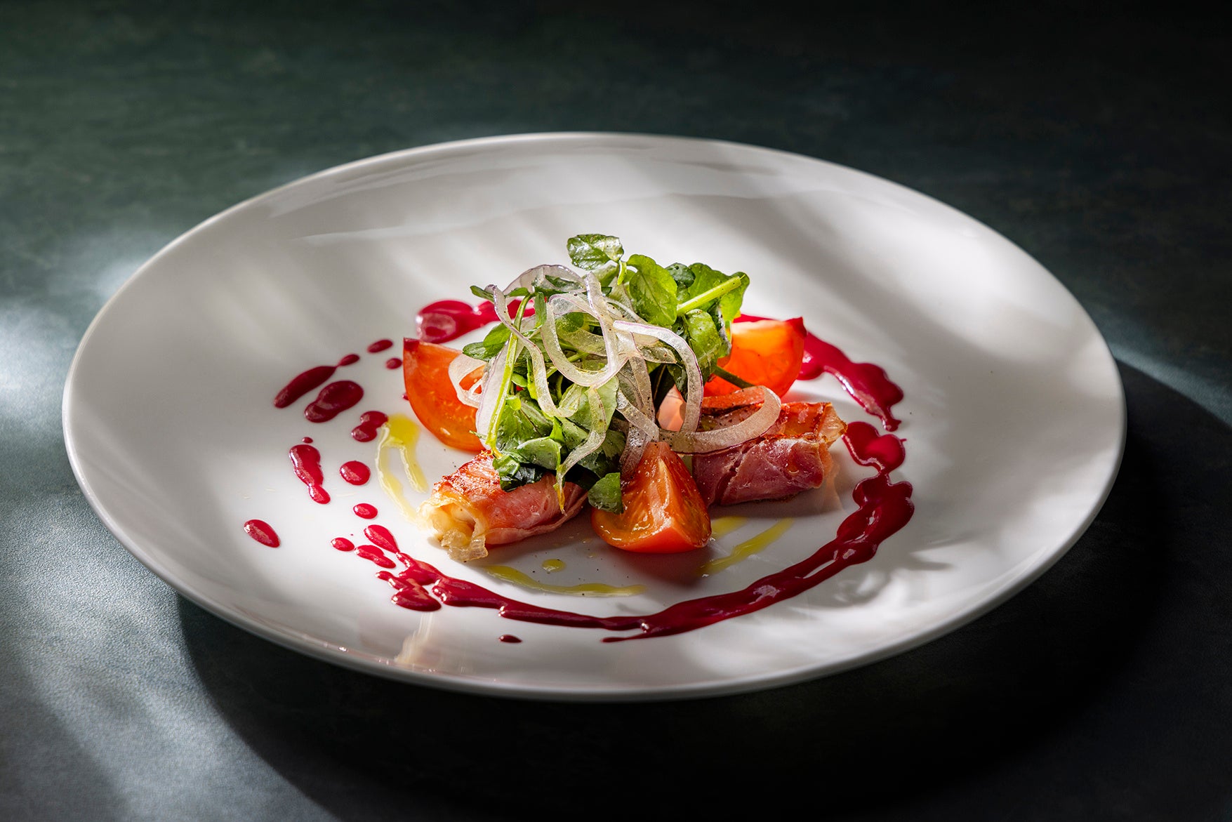 ▲春のディナーコース前菜を１つのグラスに詰め込んだ（モッツァレラチーズの生ハム巻き ）