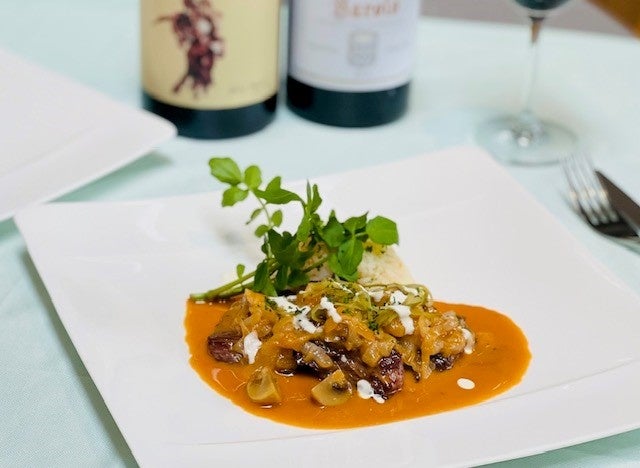 US産牛サガリのパプリカサワークリームソース バターライス添え