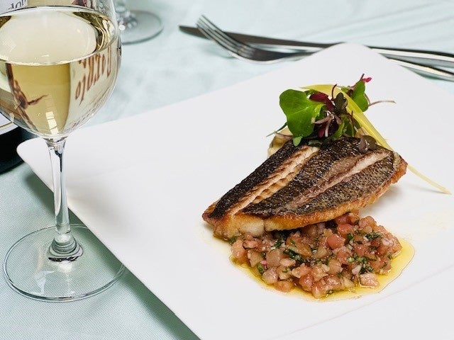 知多半島産イサキのパンソテー、米茄子のベニエ ヴィエルジュソース