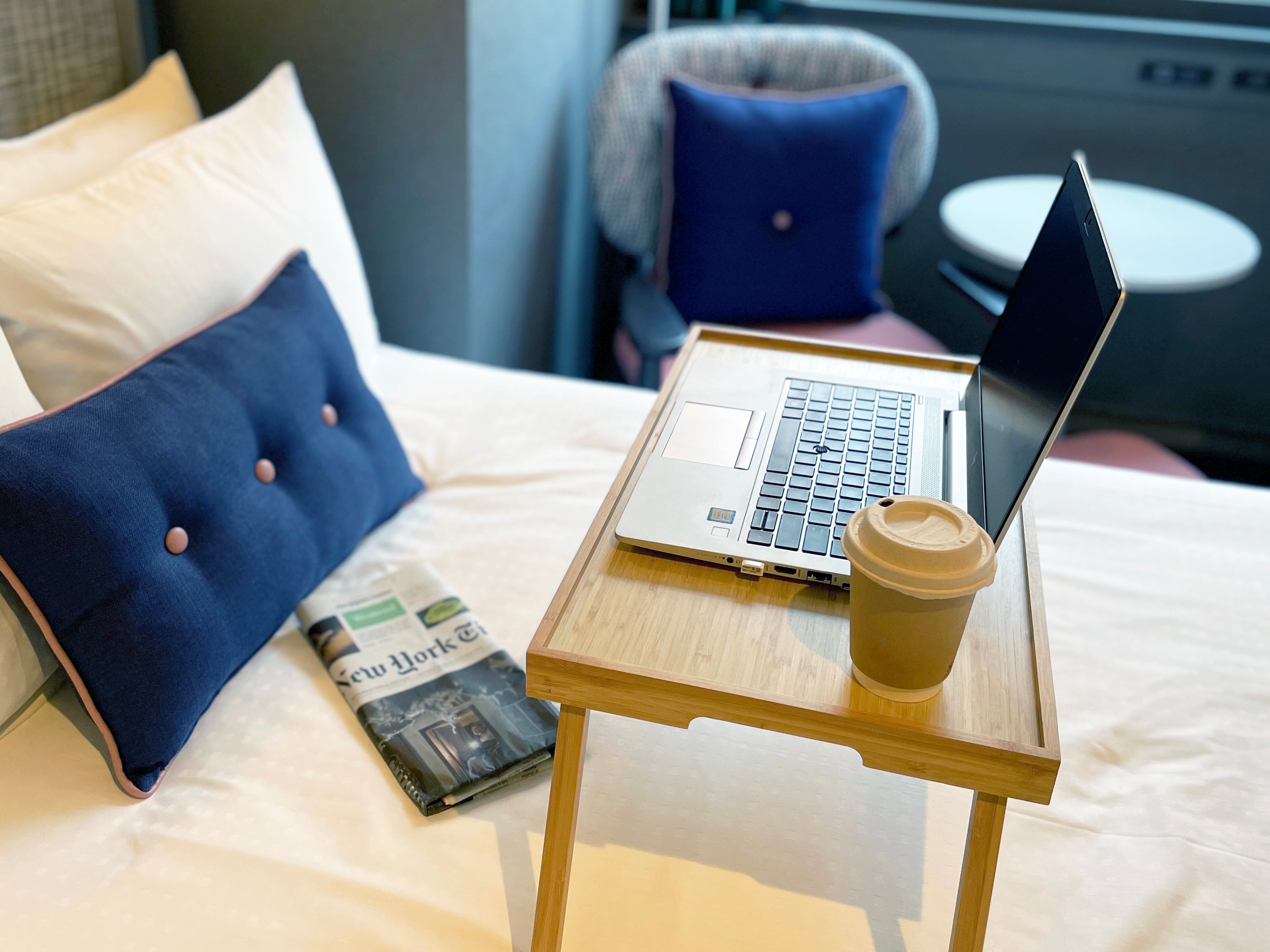 朝食後はそのままベッドトレーを使ってPCワークも