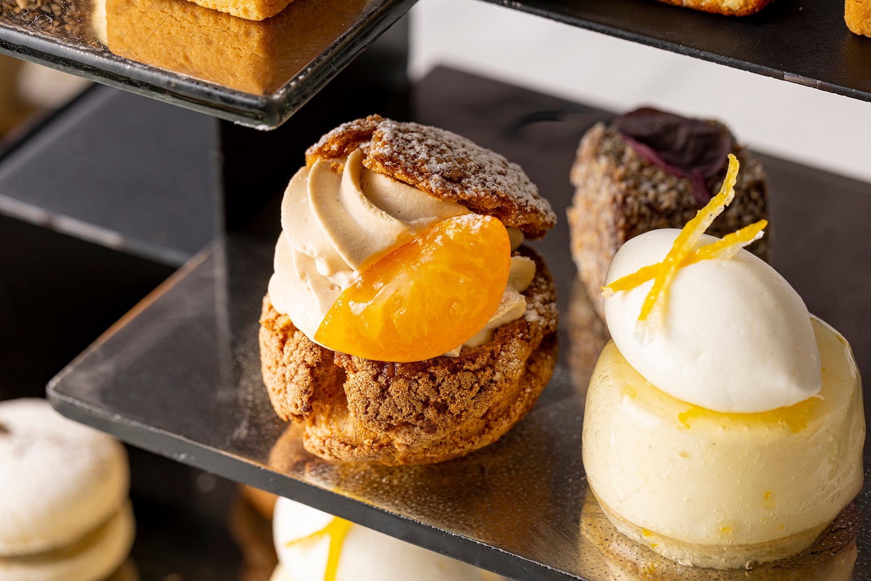 ▲黒糖と金柑のシュークリーム (左)  柚子ショコラブラン (右)