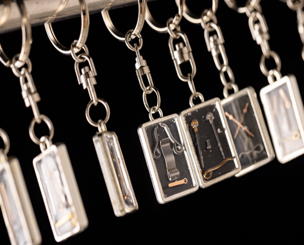 時計のパーツで作成　サステナブルな「顔のキーホルダー」