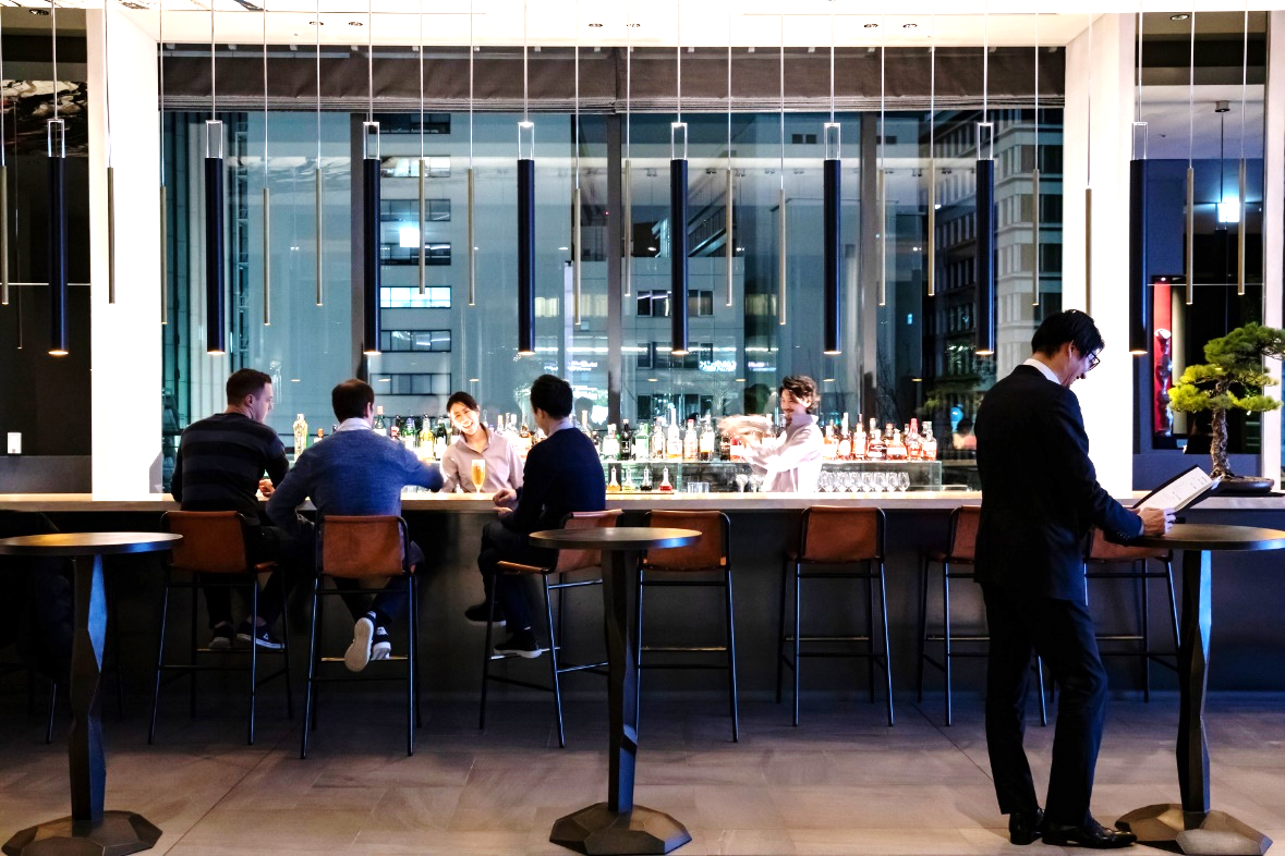 ▲バーエリアで和気あいあいと交流を楽しむ