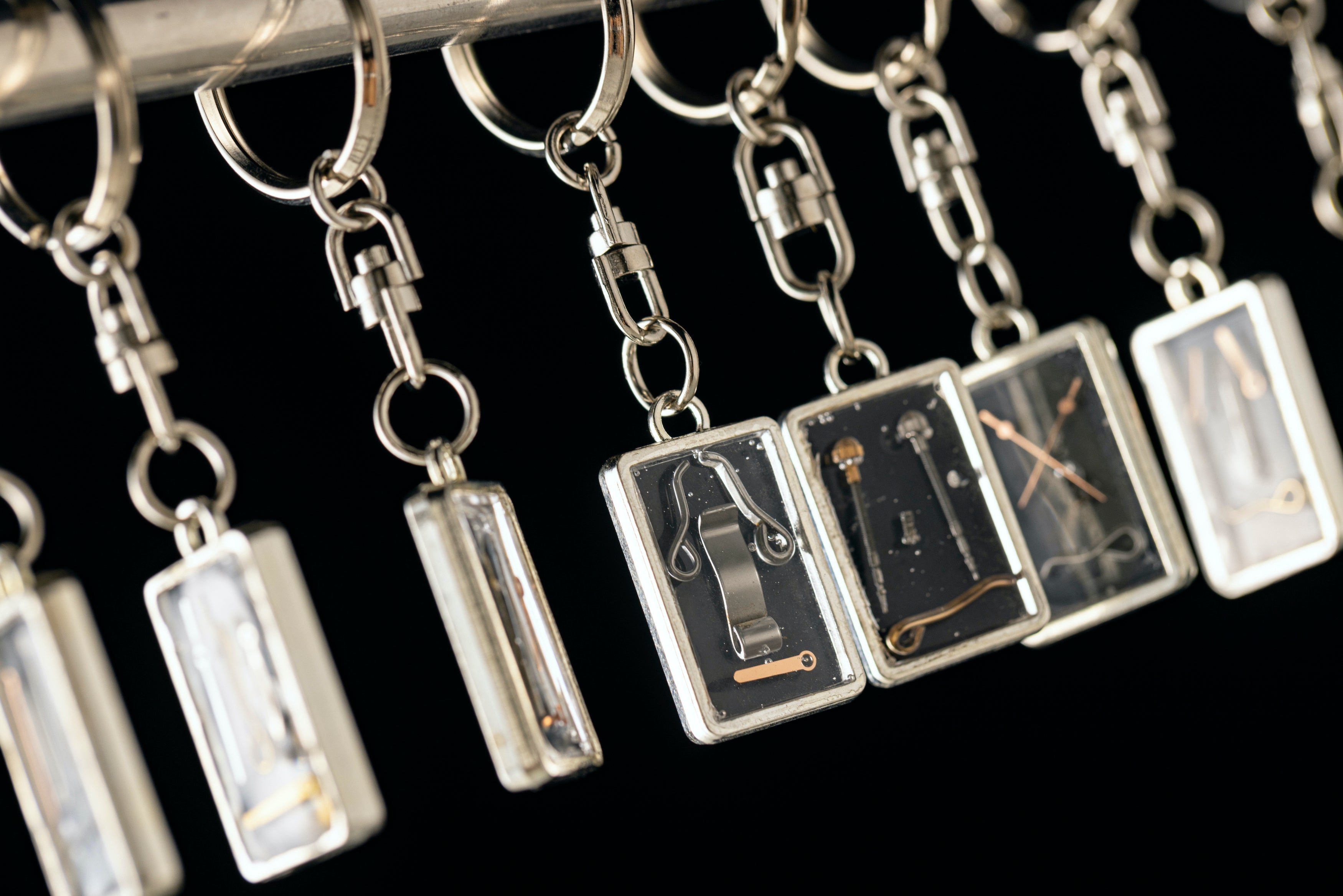 時計の廃材を再利用したアクリルキーホルダー