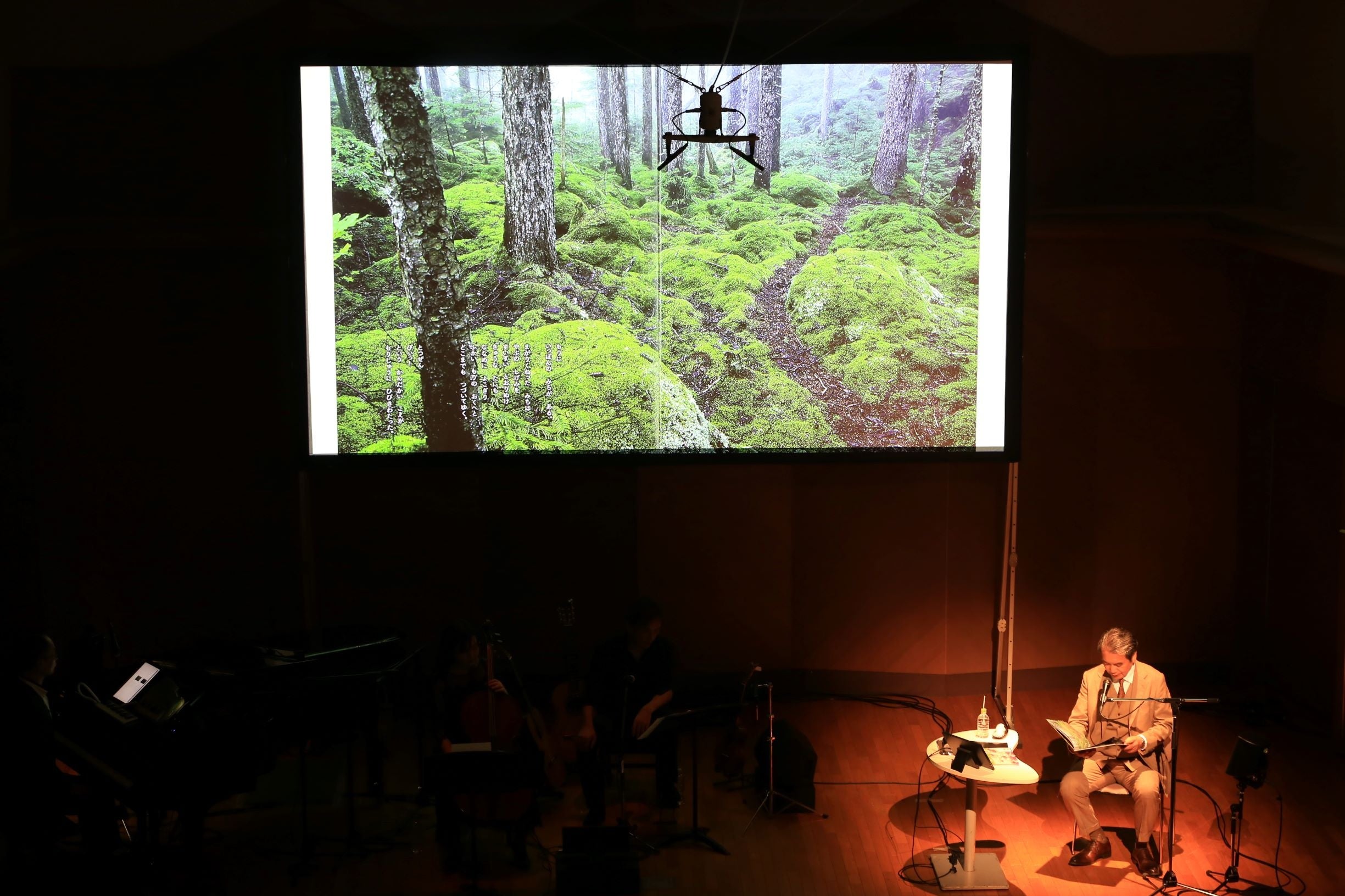 自然の素晴らしさをしっとりと読む村上信夫さん。まるで森の中にいるような静けさと清々しさに会場が包まれました。