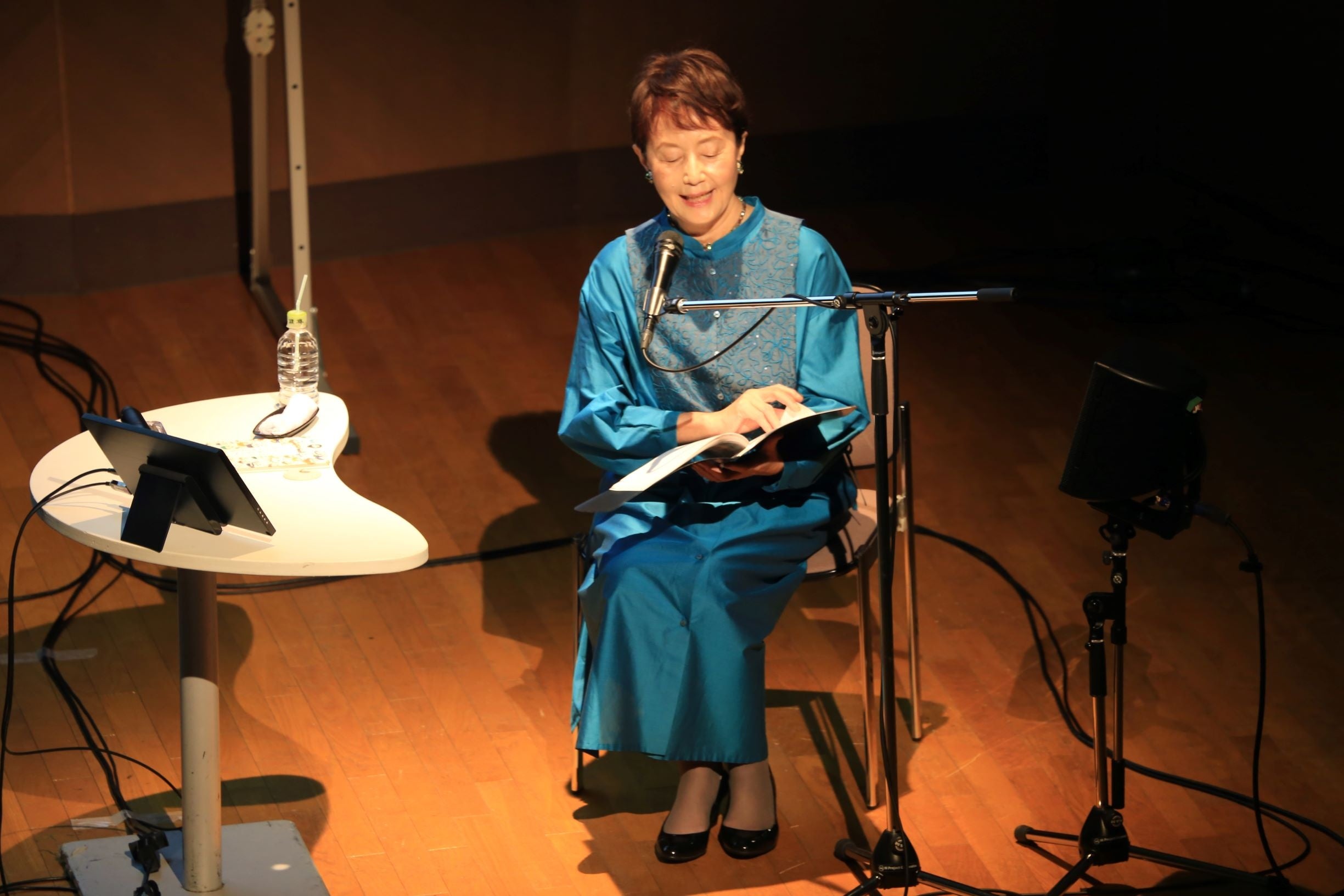 山根基世さんは美しい挿絵が舞台でも目を引く美しい絵本『ロンドン橋でひろった夢』と2作品を温かく朗読されました。