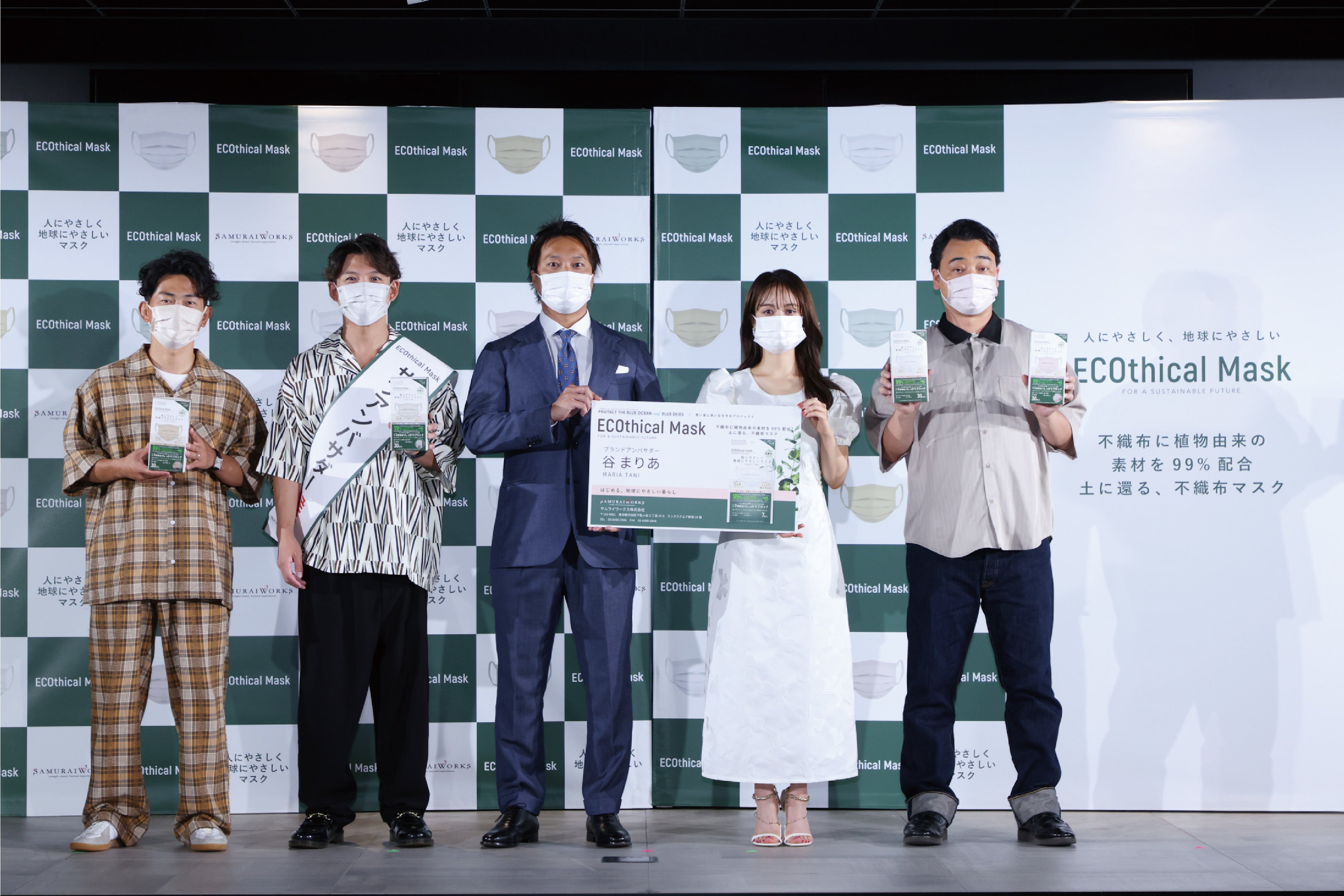 （中央）サムライワークス株式会社　マーケティング本部 取締役兼事業本部長　新島 諒