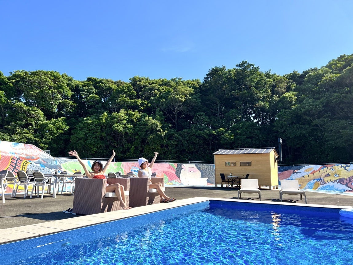 Kabuku Resortでは地元の名材「尾鷲ヒノキ」を使ったフィンランドサウナ＆山の上から海を見下ろせるサウナ、そしてナイトプール仕様の水風呂など、「リゾートサウナ」を満喫