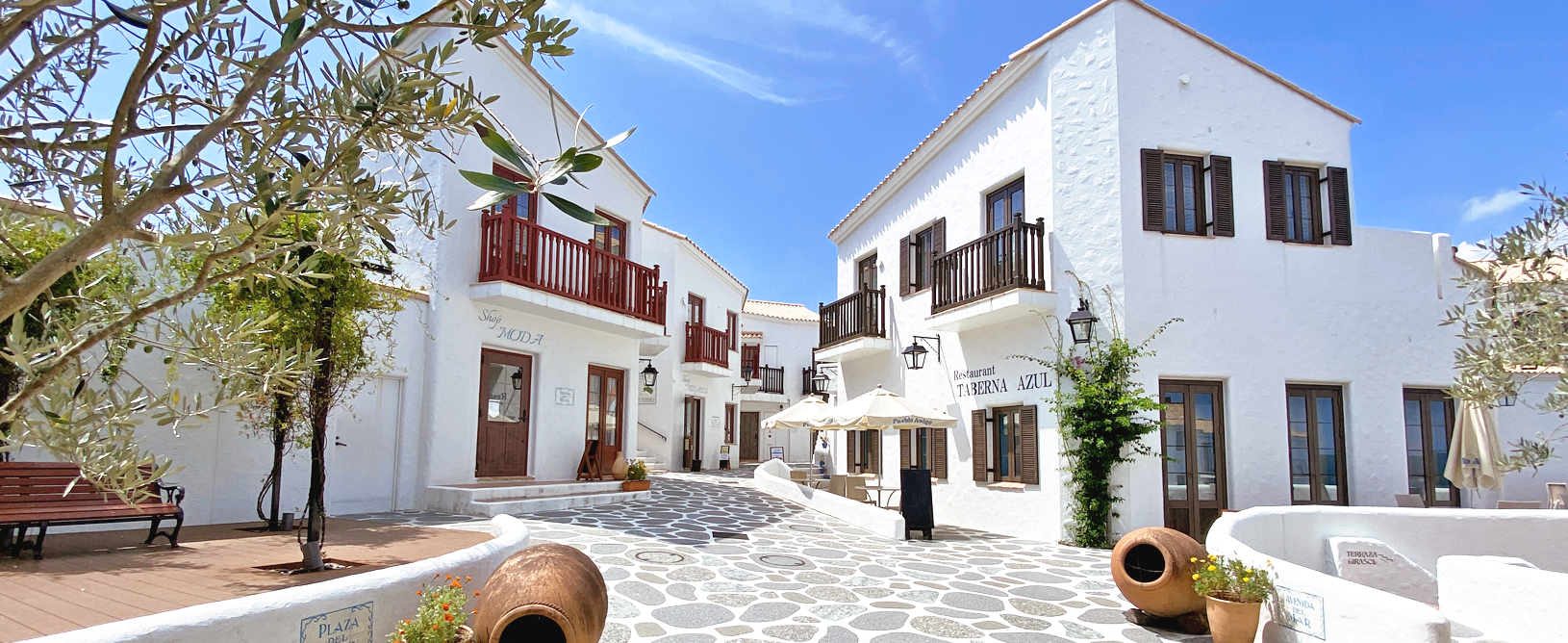 志摩・英虞湾の大自然に囲まれ、スペインの街を再現した白い街並みが印象的な「志摩地中海村」