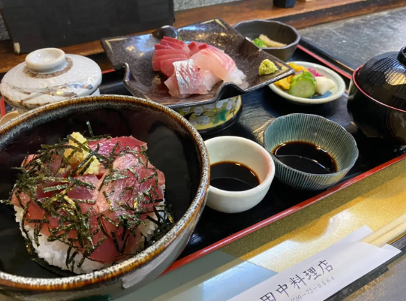 田中料理店ではかつお茶漬けを。