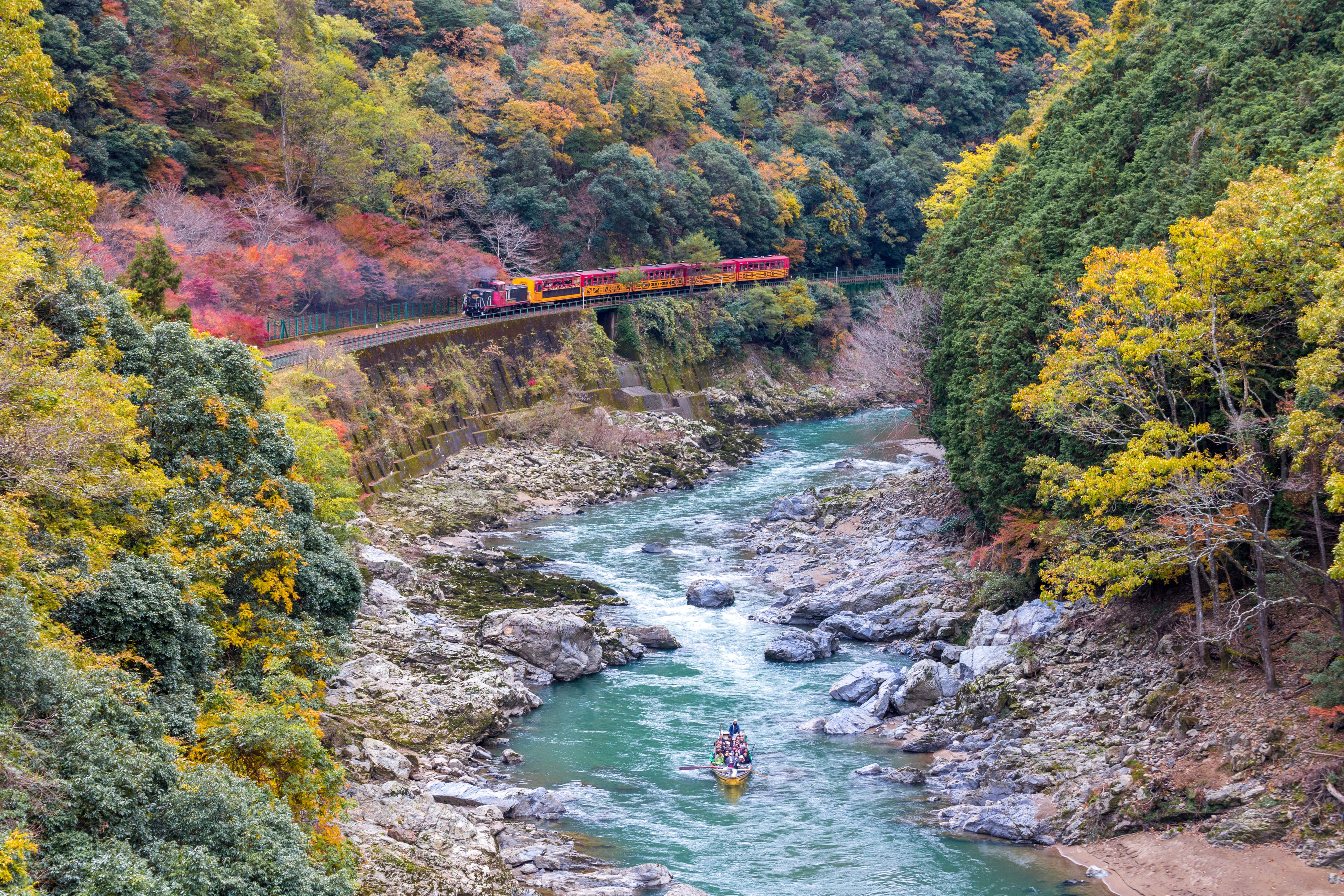 保津川下りとトロッコ列車