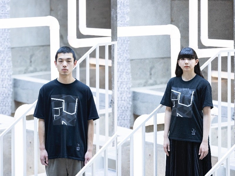 （左）XL-2XL着用　（右）SS-S着用　©Shinya Kigure