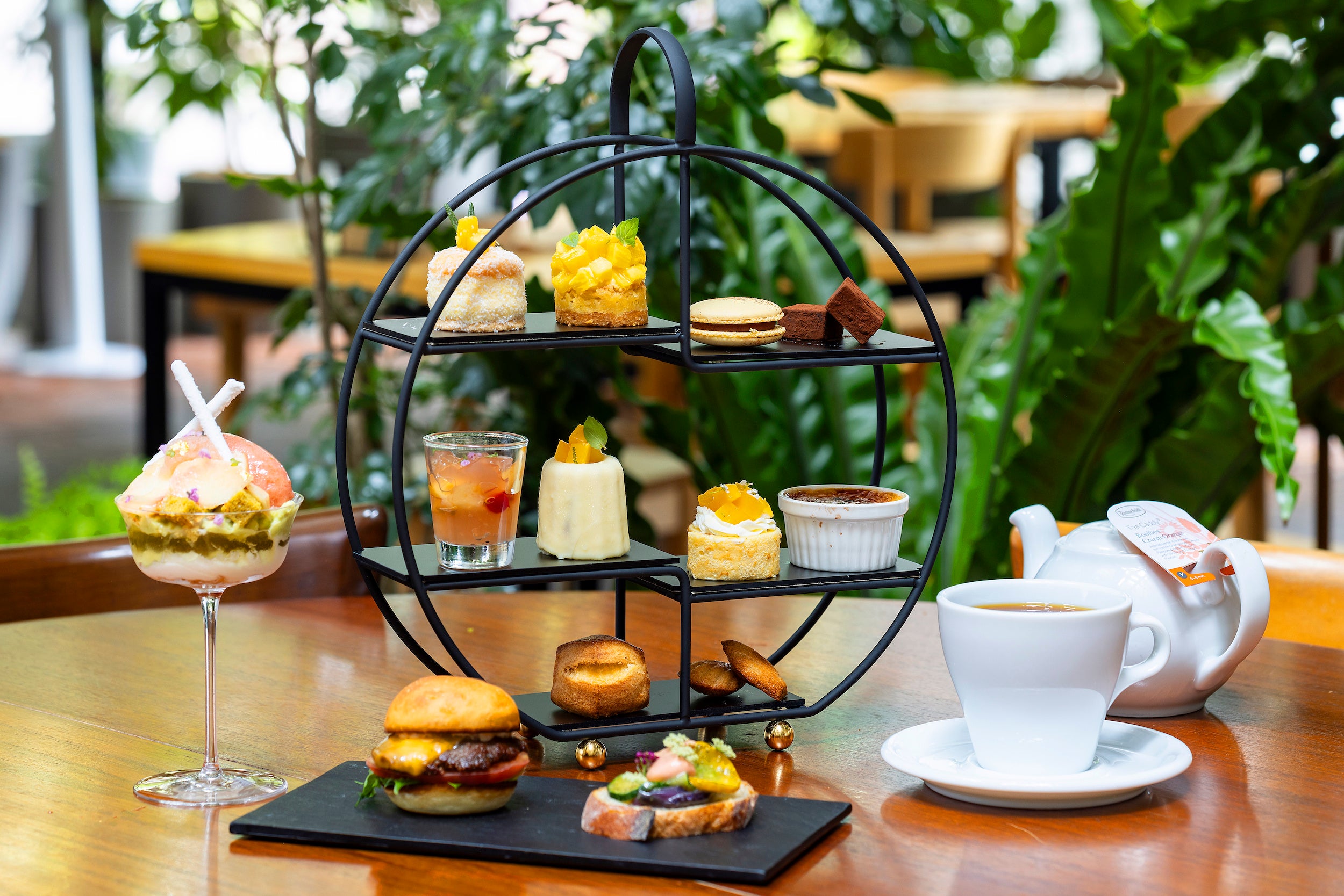 パフェ付きおひとりさま用アフタヌーンティー　イメージ　©Shinya Kigure