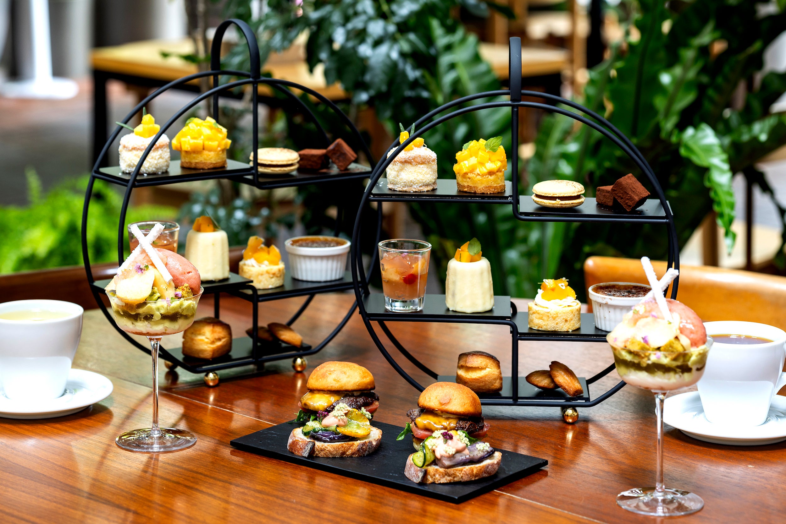 パフェ付きおふたりさま用アフタヌーンティー　イメージ　©Shinya Kigure