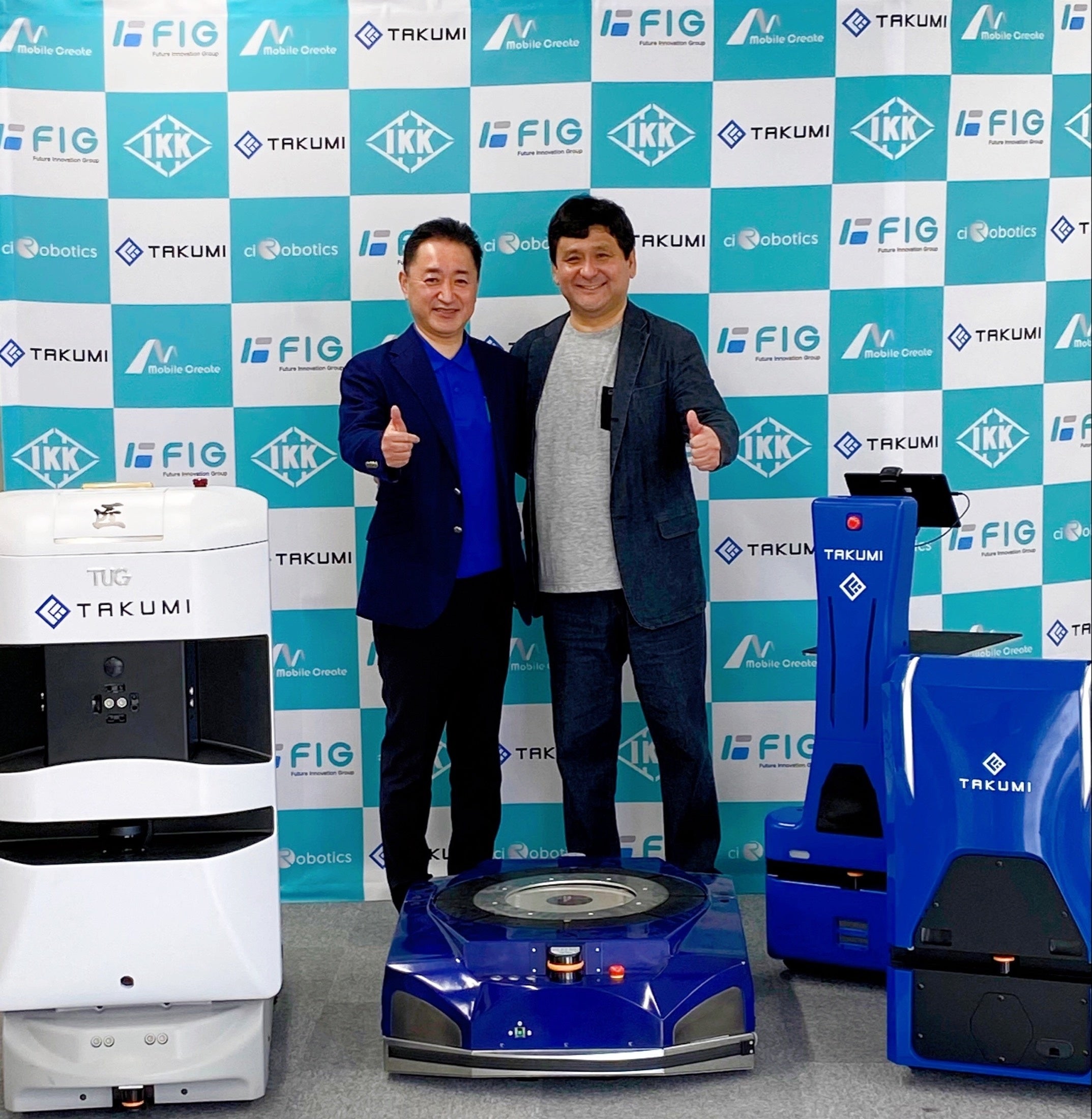 左）株式会社匠 代表取締役社長 後藤元晴　右）FIG株式会社 代表取締役社長 村井雄司 　★匠社ロボット（左から「TUG」「TiTraG」「タクミクリン」「TiTraS」）