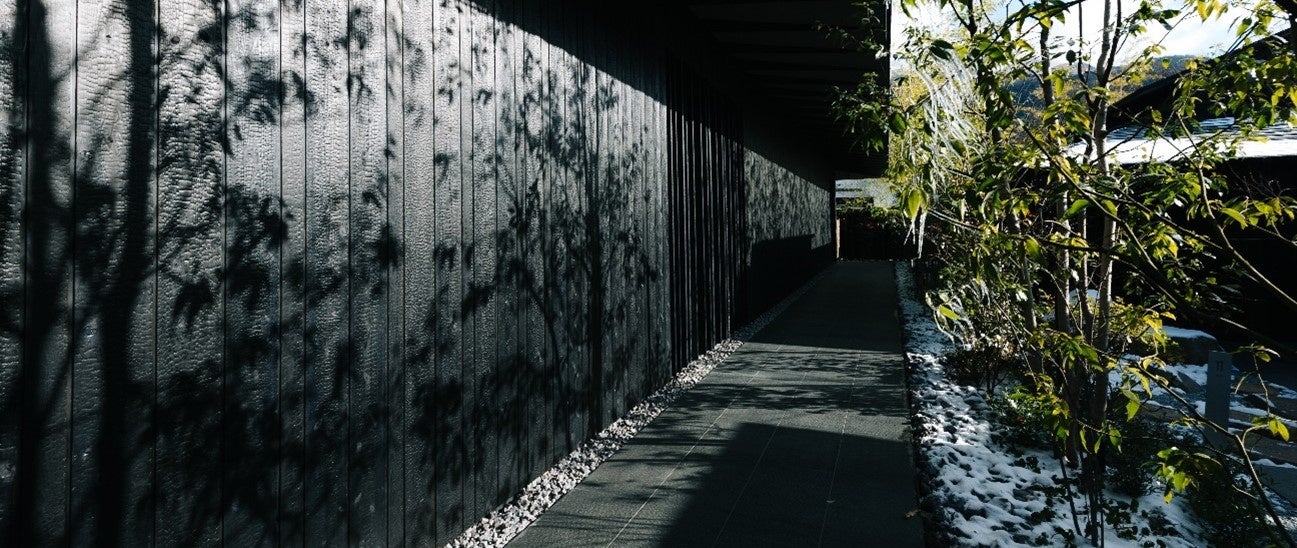 上・由布岳の麓を覆う朝霧　　下・ギャラリー間は四季を感じる外廊を通って移動する