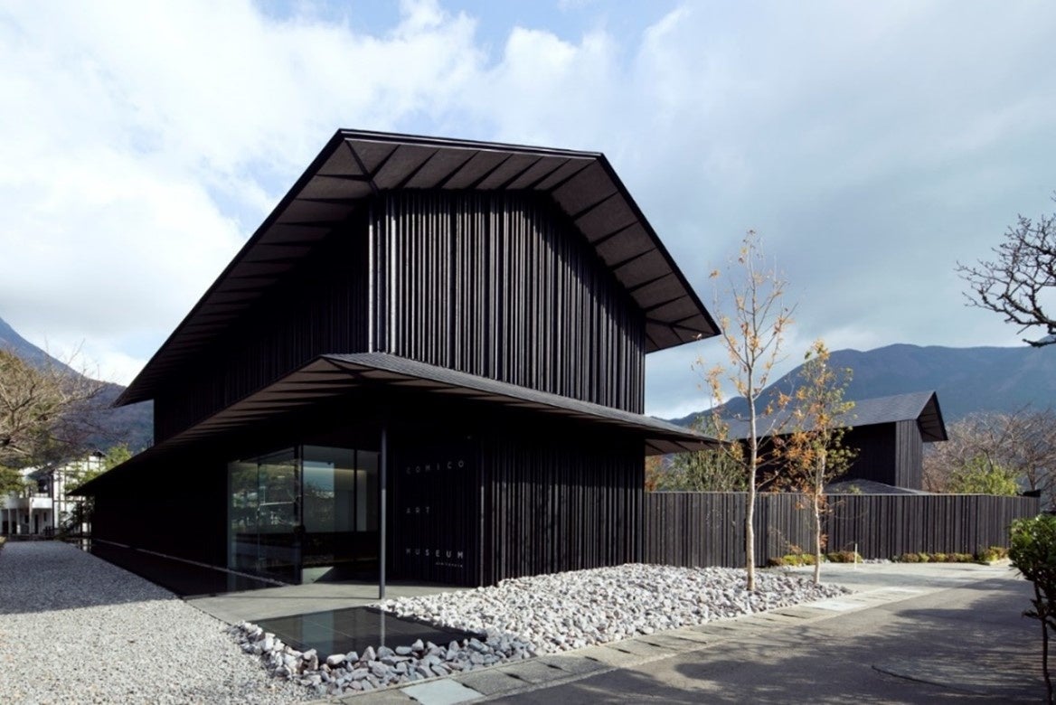 ©Satoshi Ikuma 焼杉を使った外壁が建物自体に立体感を生み出している