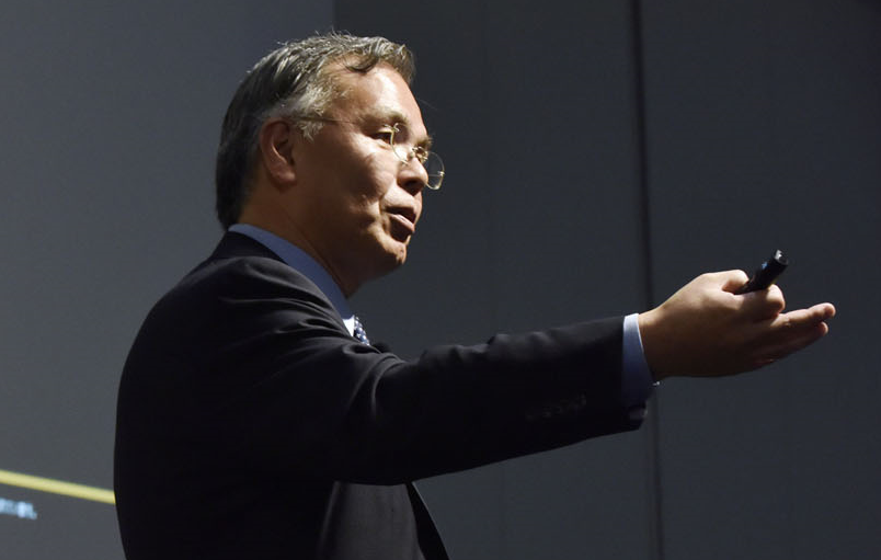 講演を行う庭山一郎