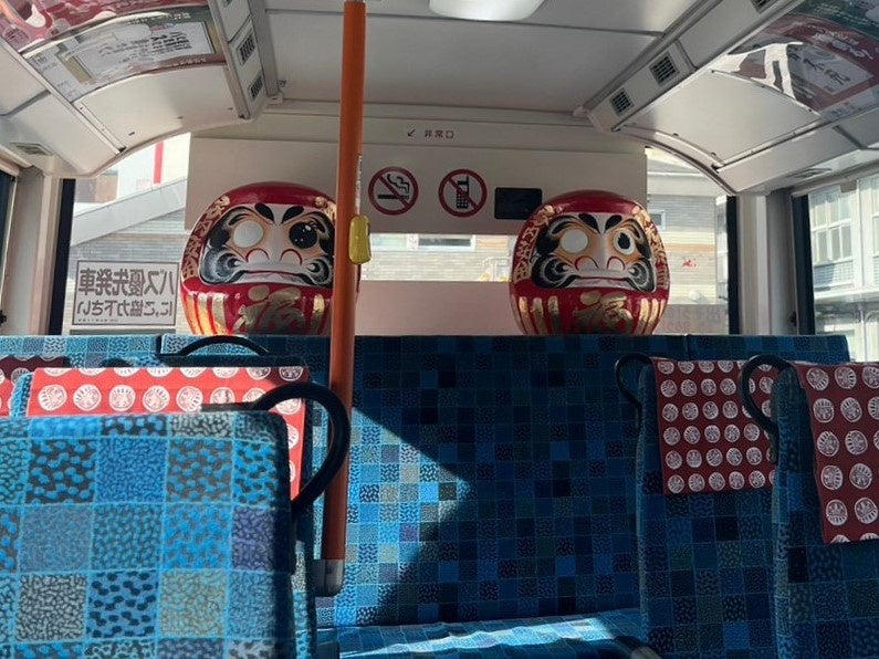 車内後方にはダルマが鎮座