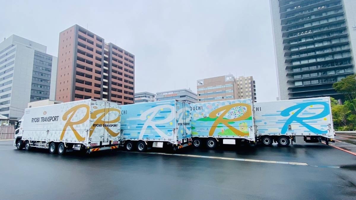 手前の1台が「ゴールドR」、残りの3台が「WONDERFUL SETOUCHI TRUCK」
