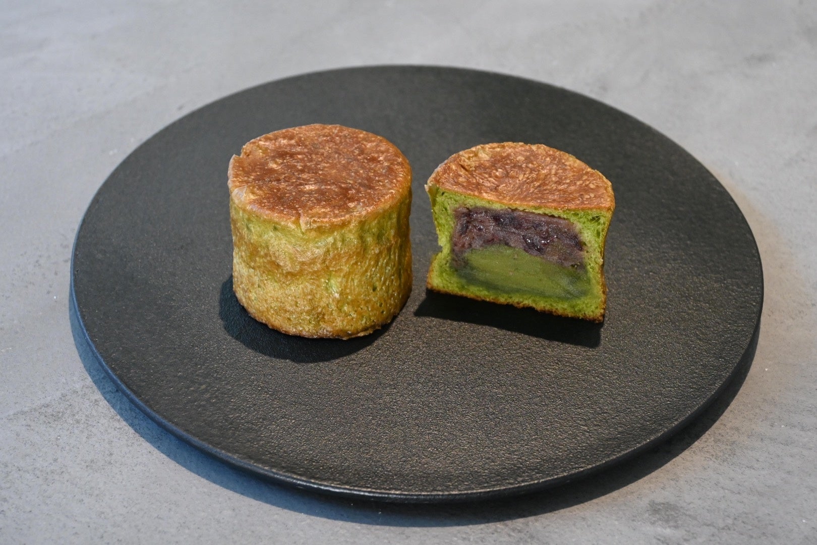 真庭のお茶屋「引両紋」の茶あんぱん　249円(税込)