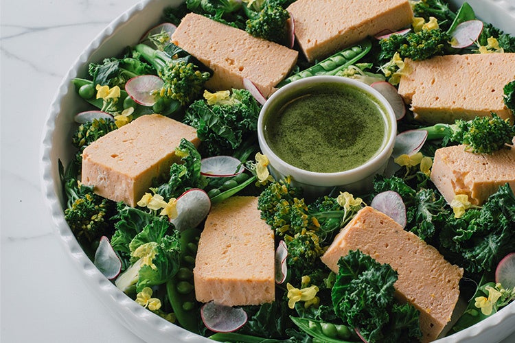 サクラマスのテリーヌと春野菜のサラダ ピスタチオジェノベーゼソース