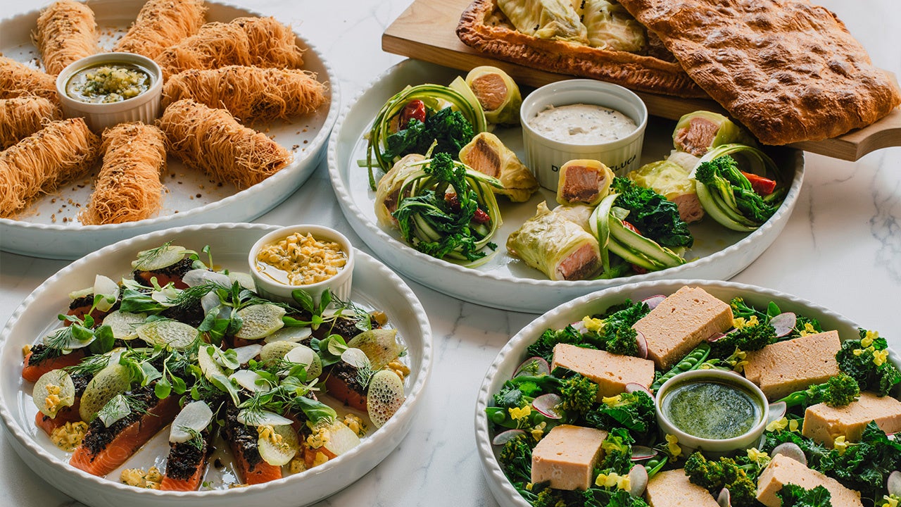 （右手前）サクラマスのテリーヌと春野菜のサラダ ピスタチオジェノベーゼソース （左奥） サクラマスのカダイフ包み 日向夏のヴィエルジュソース