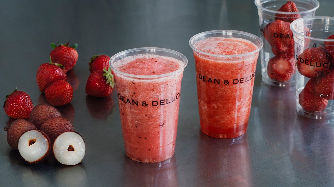 (右)ストロベリージュース　（左）ストロベリーライチジュース