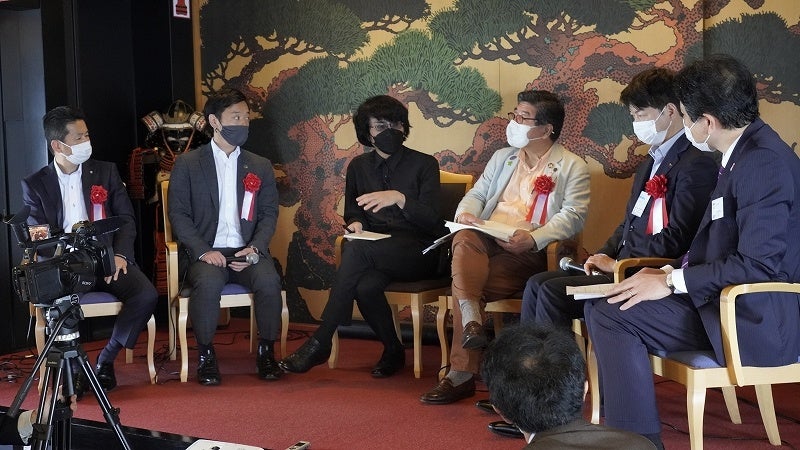 共創ディスカッション　写真左から、中井吉野町長、南出泉大津市長、石黒教授、阪口高石市長、伏見枚方市長、モデレーター髙橋氏