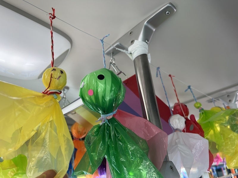 車内に飾られたてるてる坊主