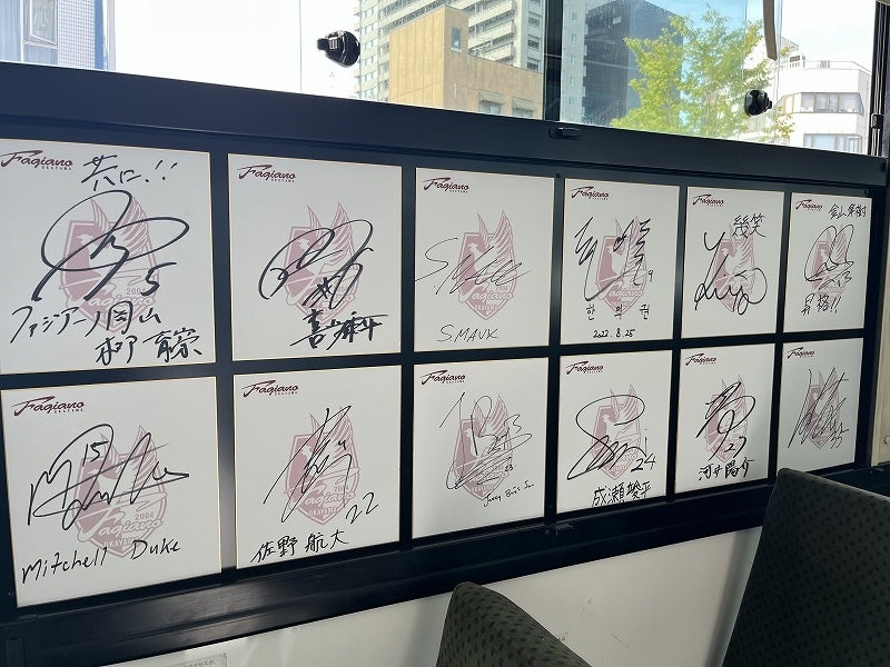 車内に選手のサイン色紙