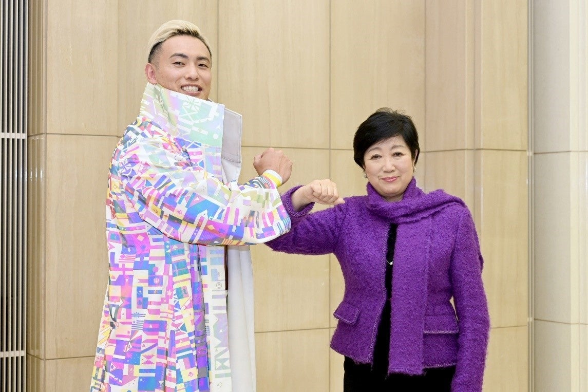 ＜オカダ・カズチカ選手（左）、小池知事（右）＞