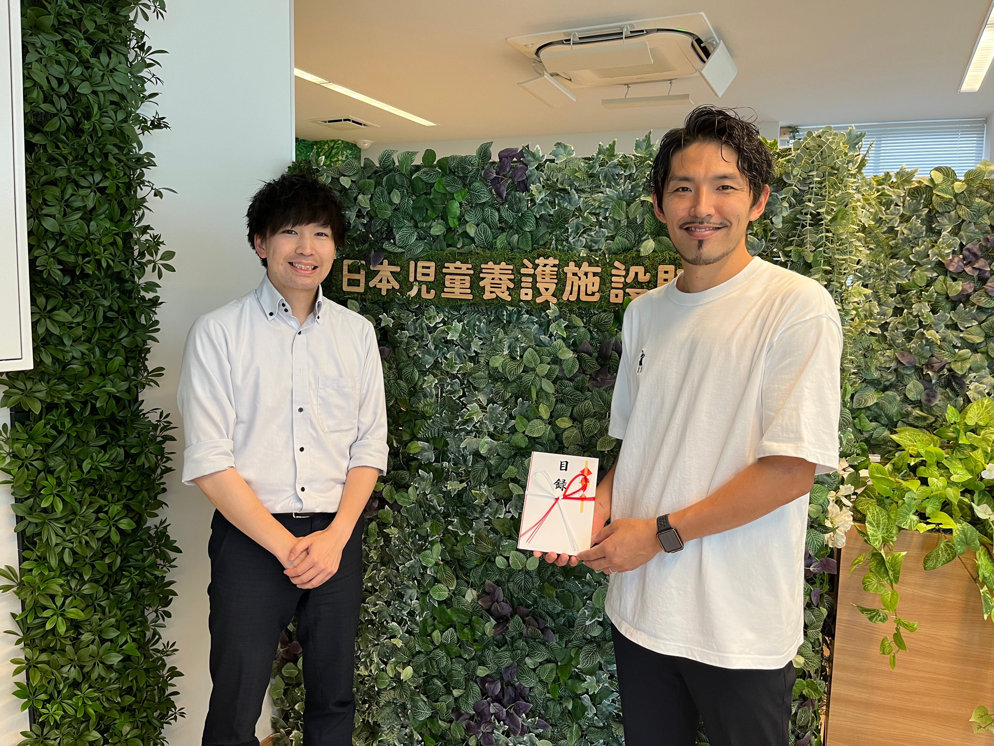 写真 左：日本児童養護施設財団 本郷 暁洋 事務局長、右：チャリティーオークションの中心となった元フットサル日本代表 星翔太さん