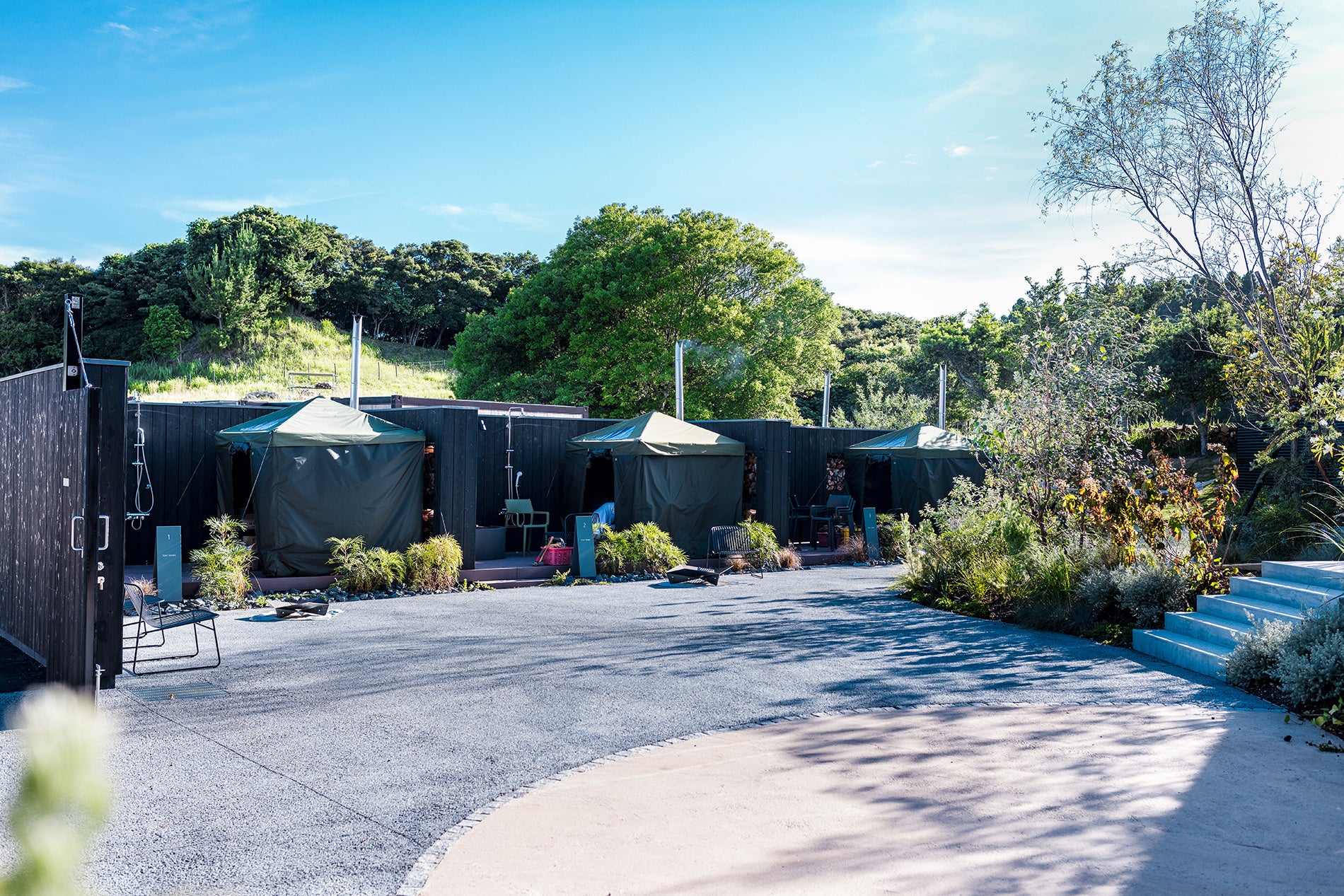 廃瓦をリサイクルして作った舗装材・テントサウナ