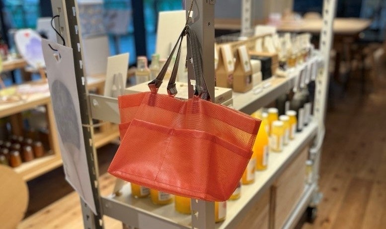 真：中部ブロックより、浜松の「真田織」を持ち手に設えた「旅する買い物かご」