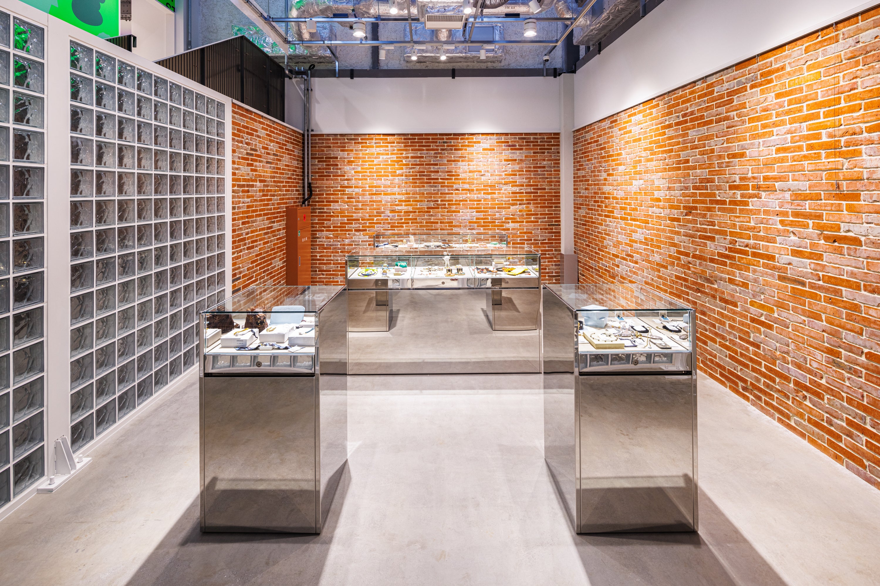 古煉瓦のマテリアルを使用した壁面