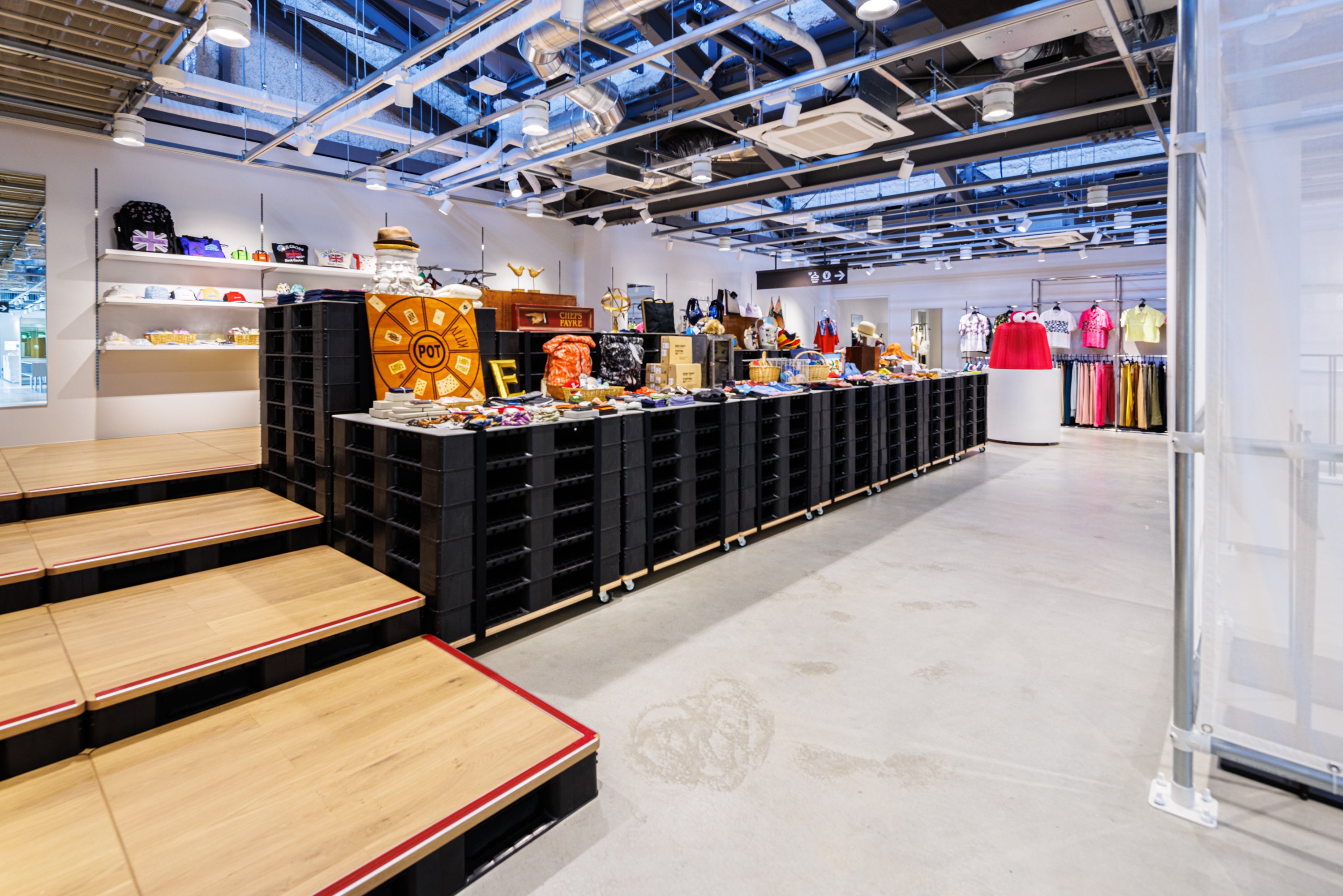 階段や床もリサイクルパレットで製作