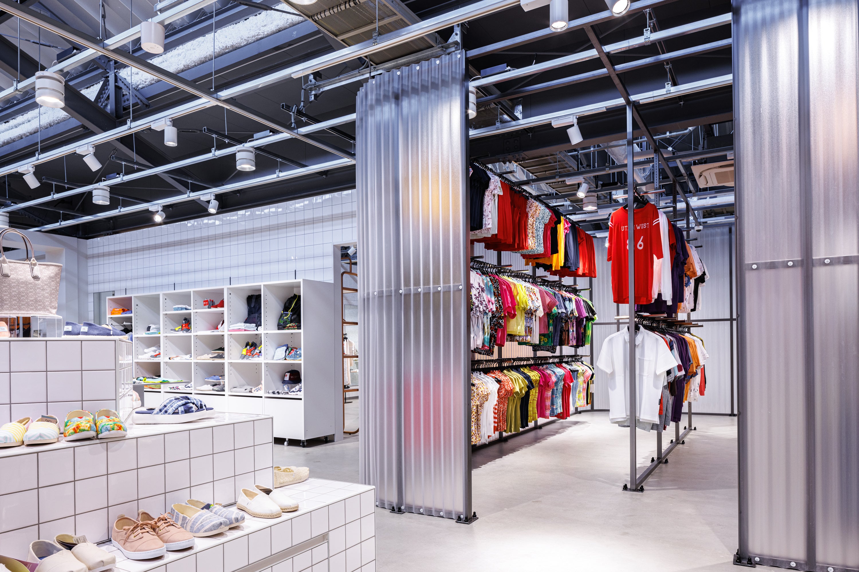 波板を使用した陳列スペース