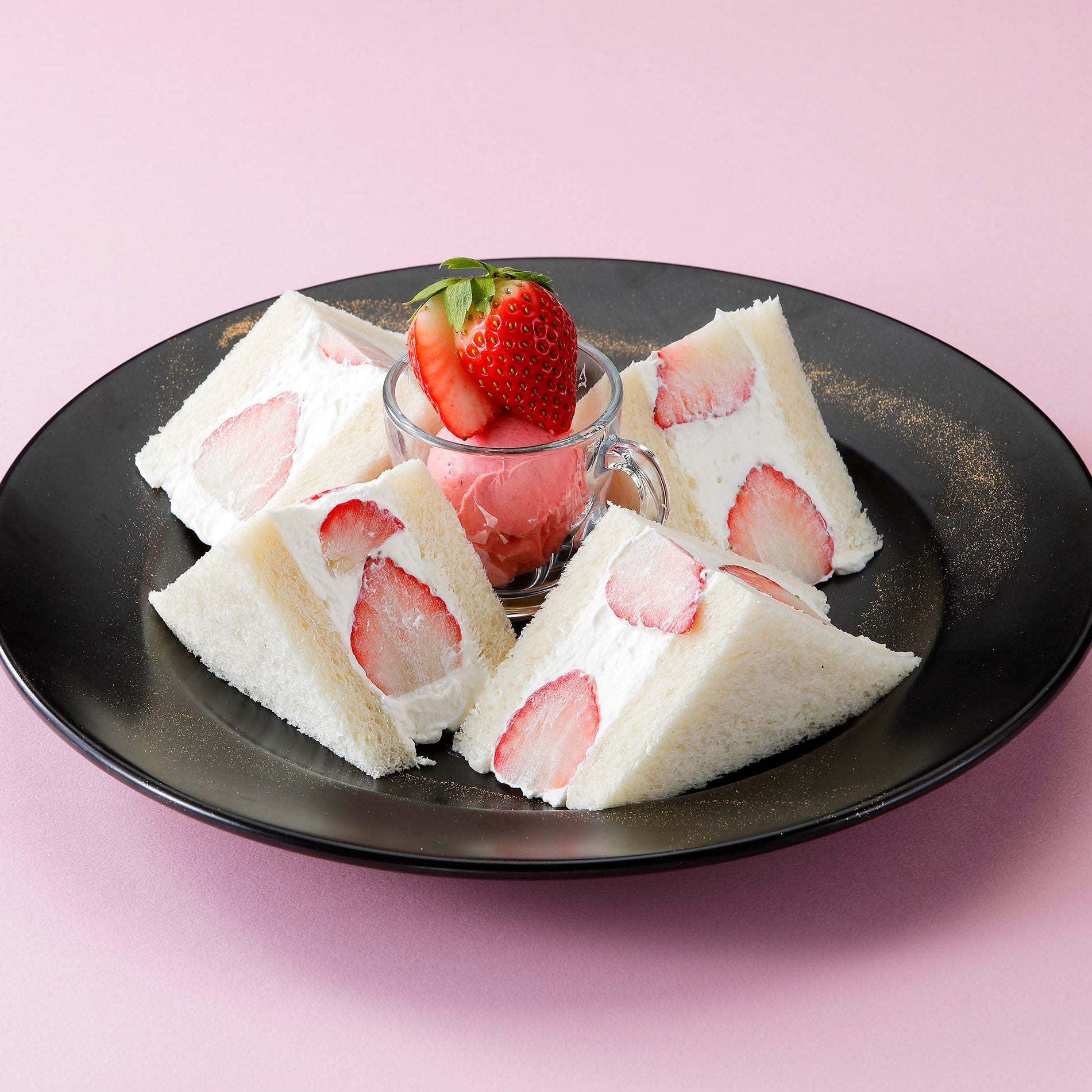 至福のいちごスイーツが40種類以上大集合！「いちごフェア」を