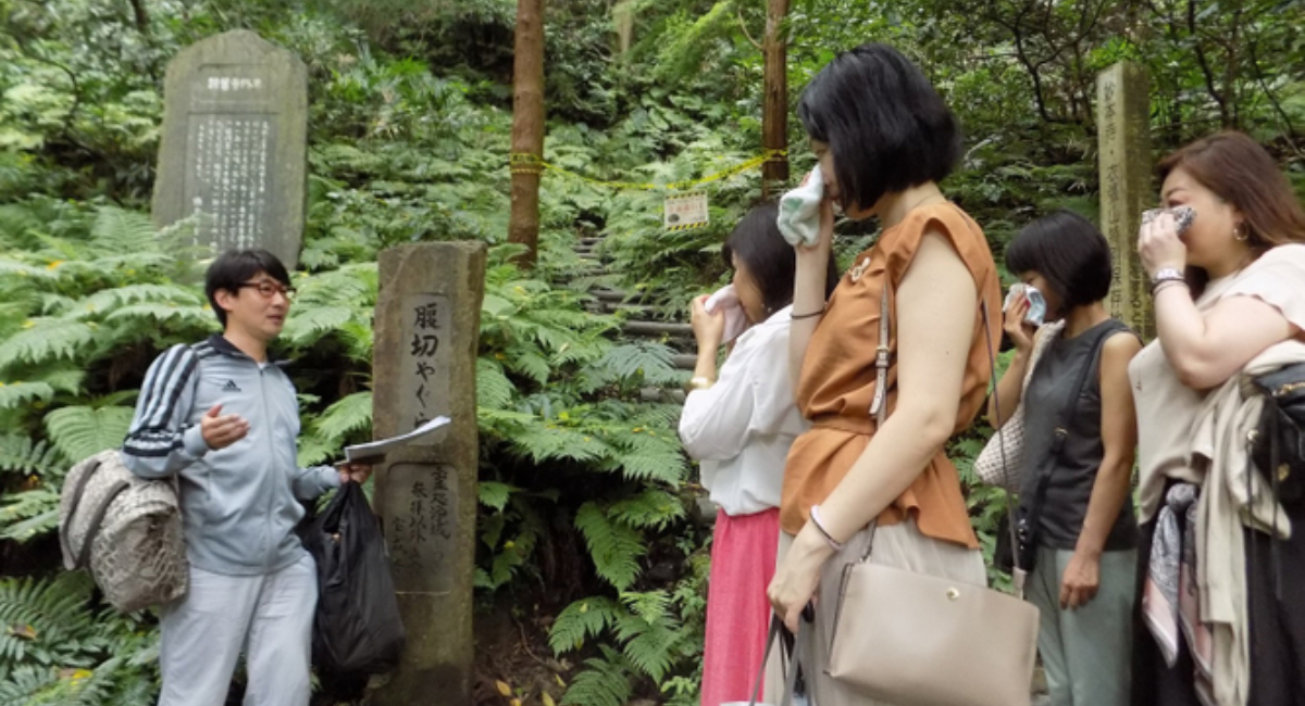 北条高時腹切りやぐらでは、新田義貞軍に攻められ自決することに至る悲運のエピソードに共感の涙を流す参加者たち