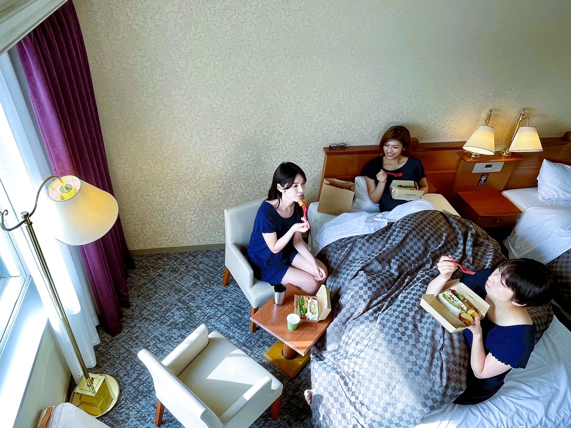 部屋での朝食イメージ