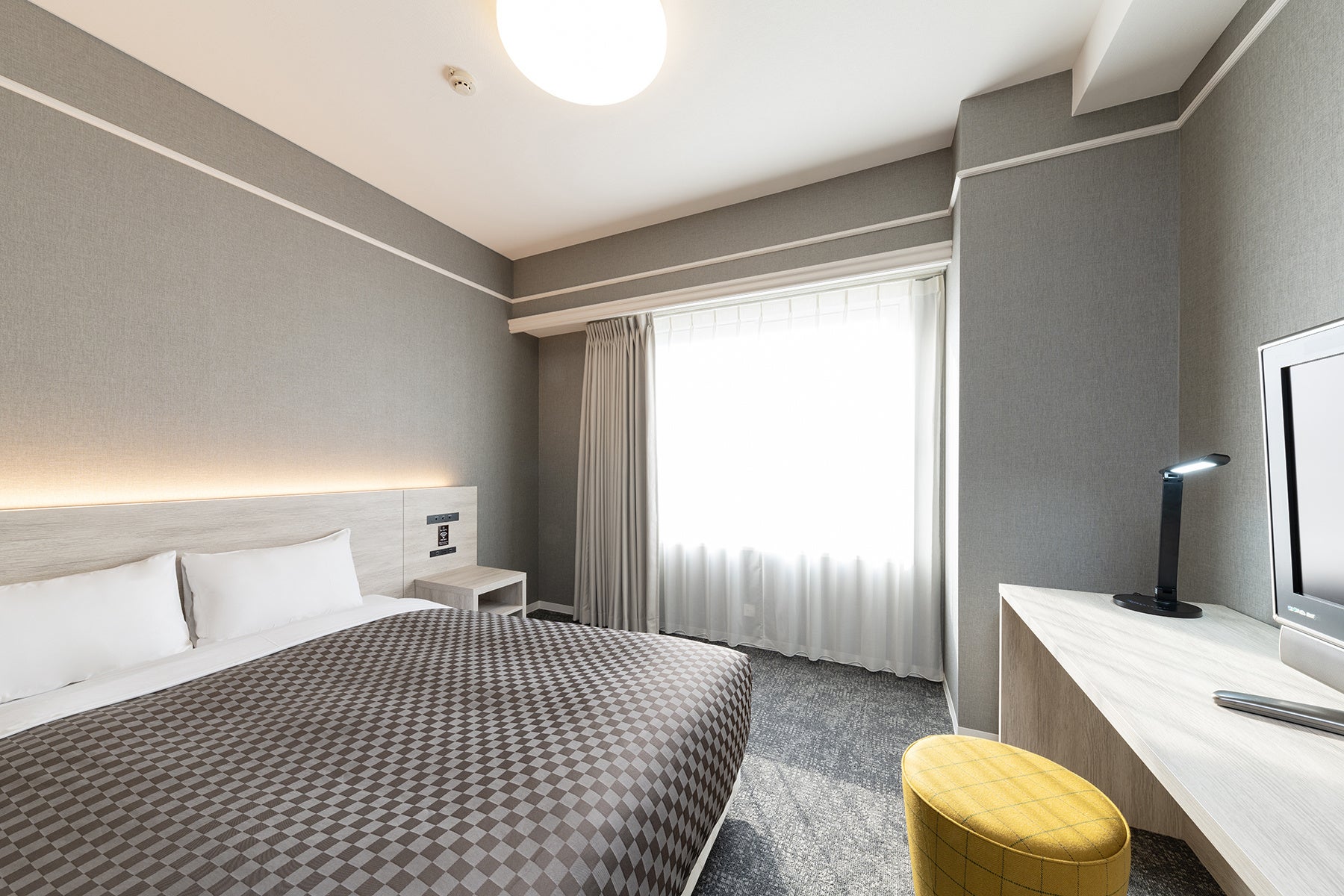 スタンダードダブル 18㎡、ベッド幅140㎝、バス・トイレ付き