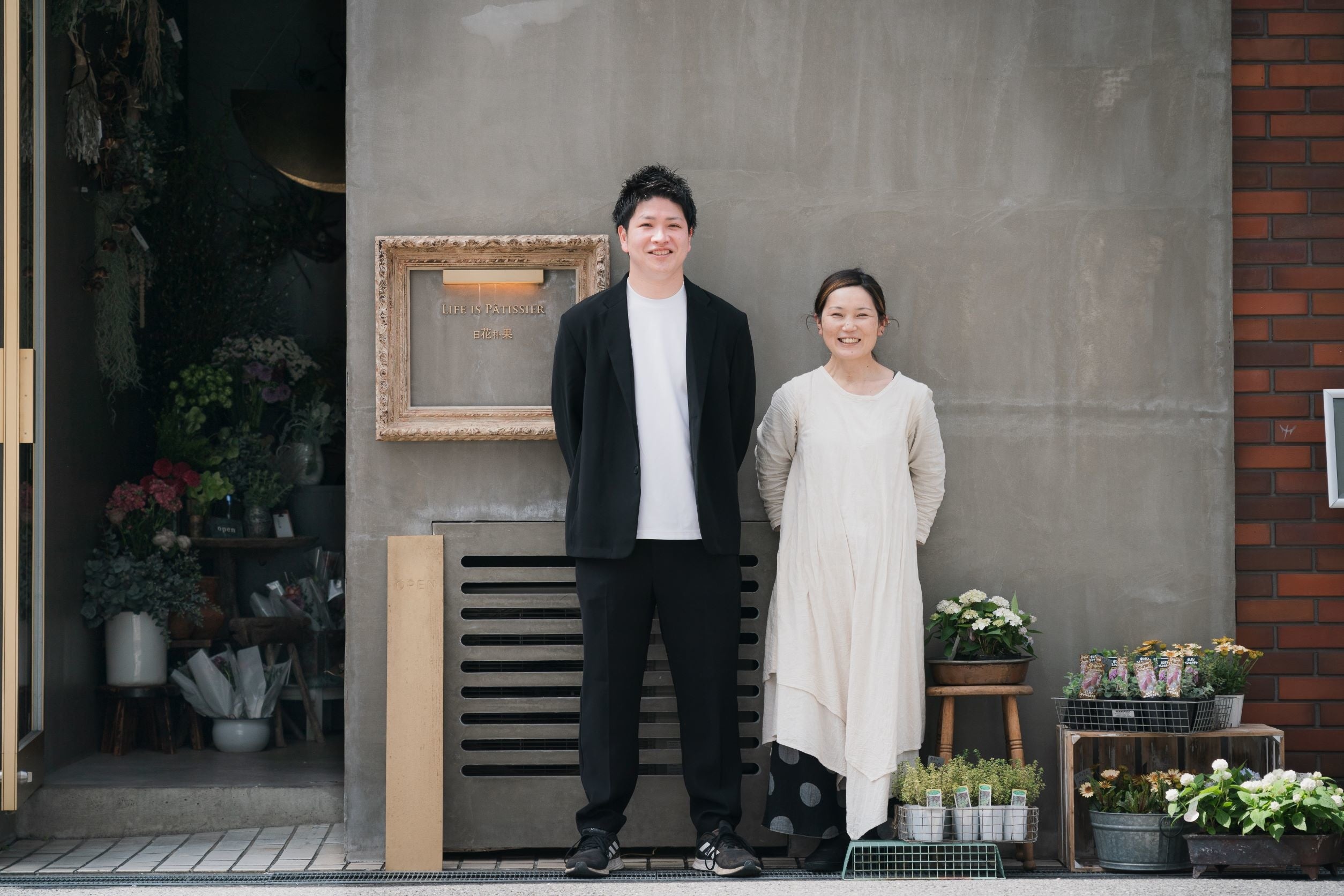 花とお菓子には、どちらも「しあわせな気持ちにさせてくれる」という共通項がある。パティスリーの中にある小さな花屋として、お菓子と花、両方の魅力を伝えていきたい。