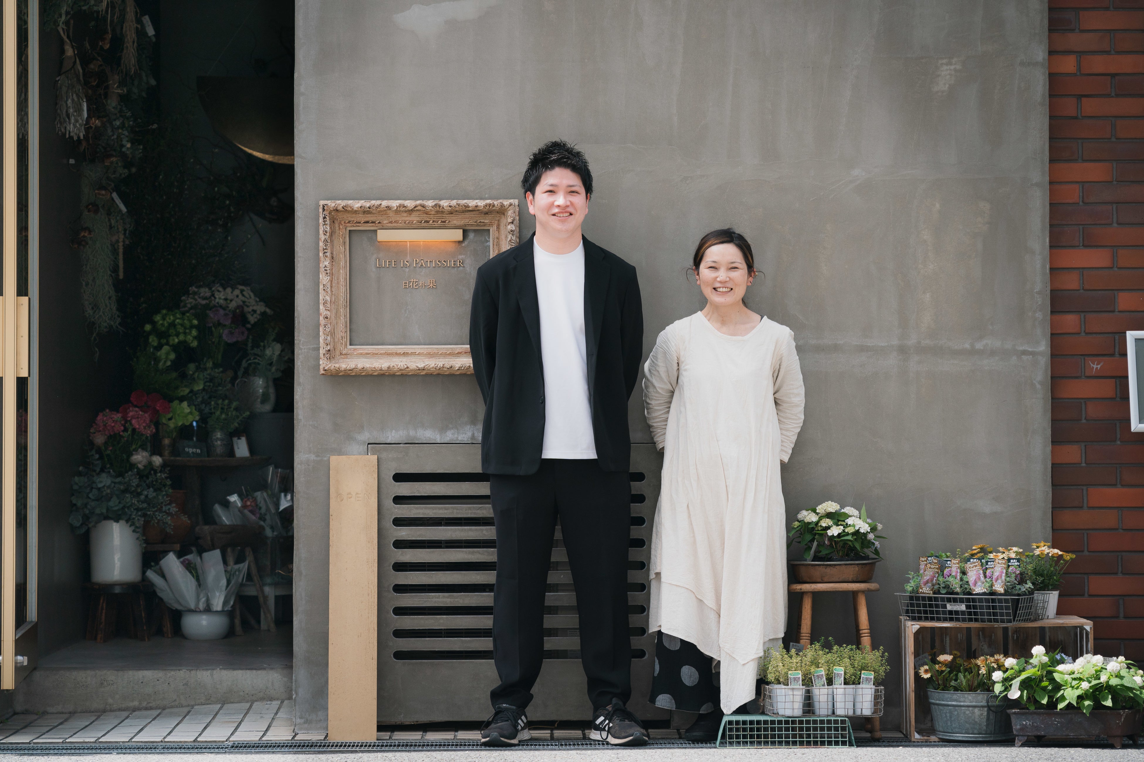 ライフイズパティシエ オーナーシェフ太田悠一（左）と日花朴果フラワーデザイナー石原里恵（右）。