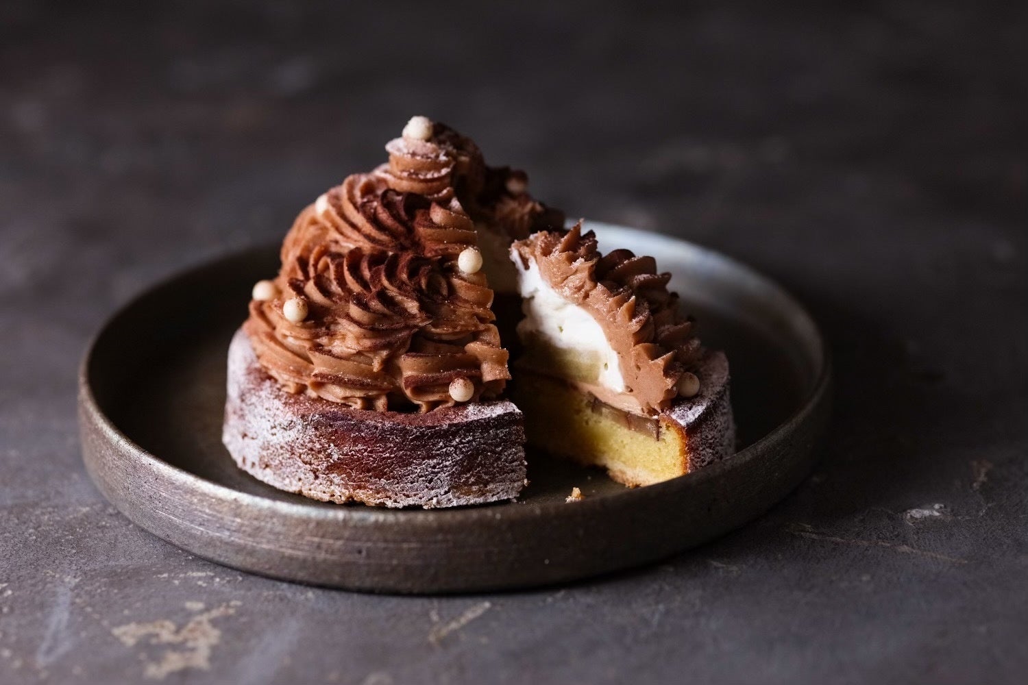 チョコレートと栗の深みのある味を楽しめるモンブランのスペシャリテ