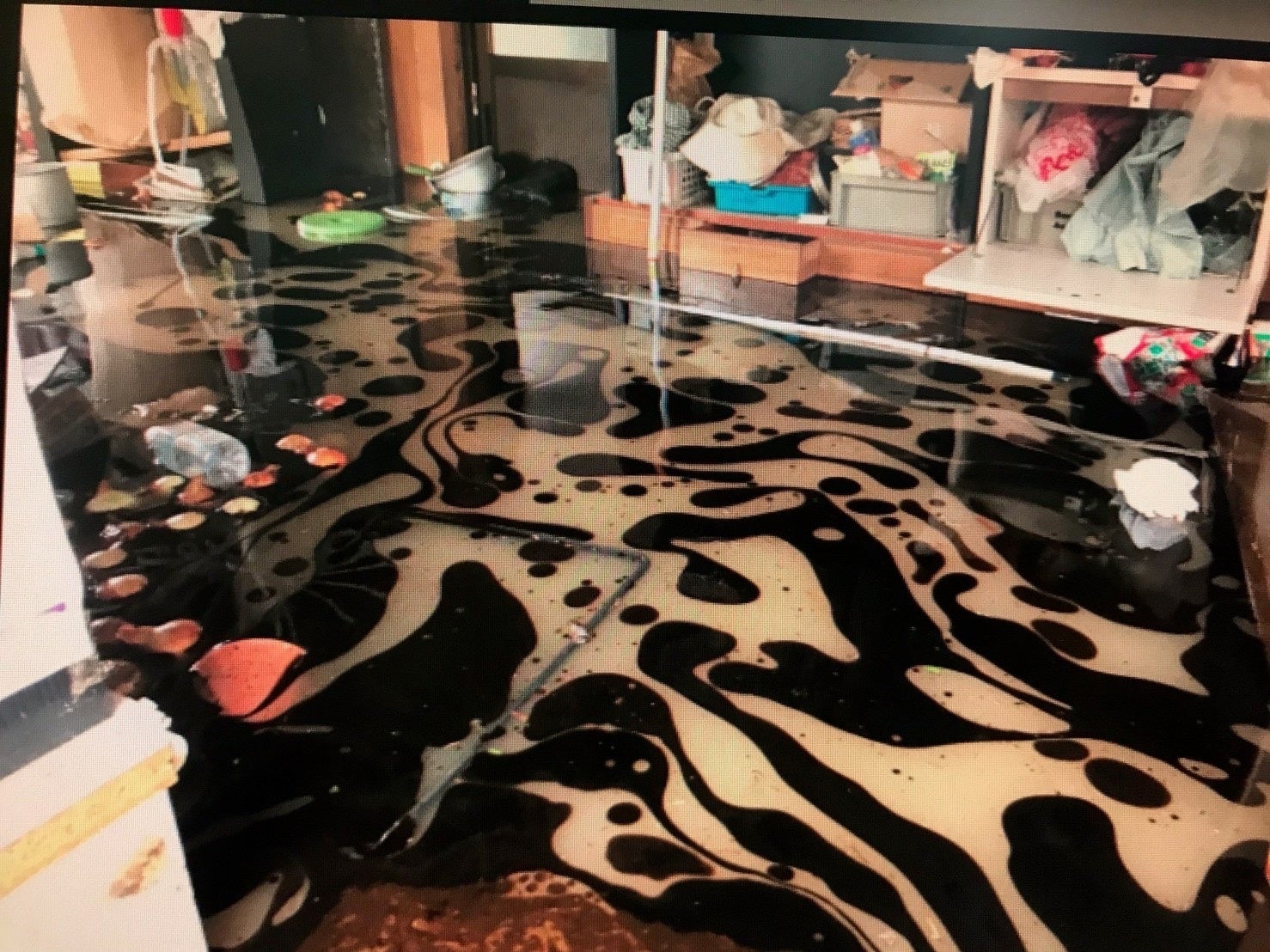 当社代表の実家内に油膜が流れこむ