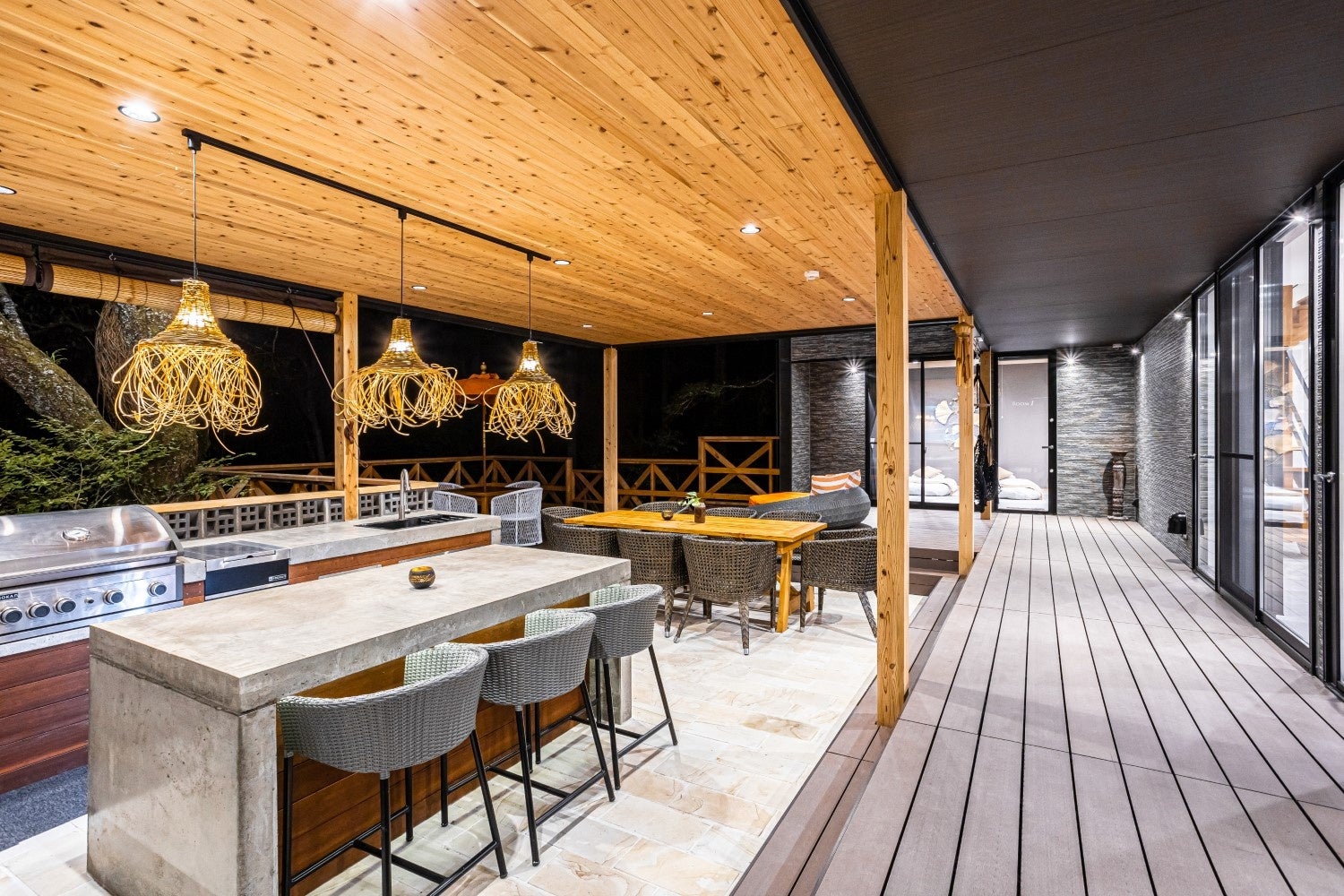 大人数でも楽しめるアウトドアダイニング