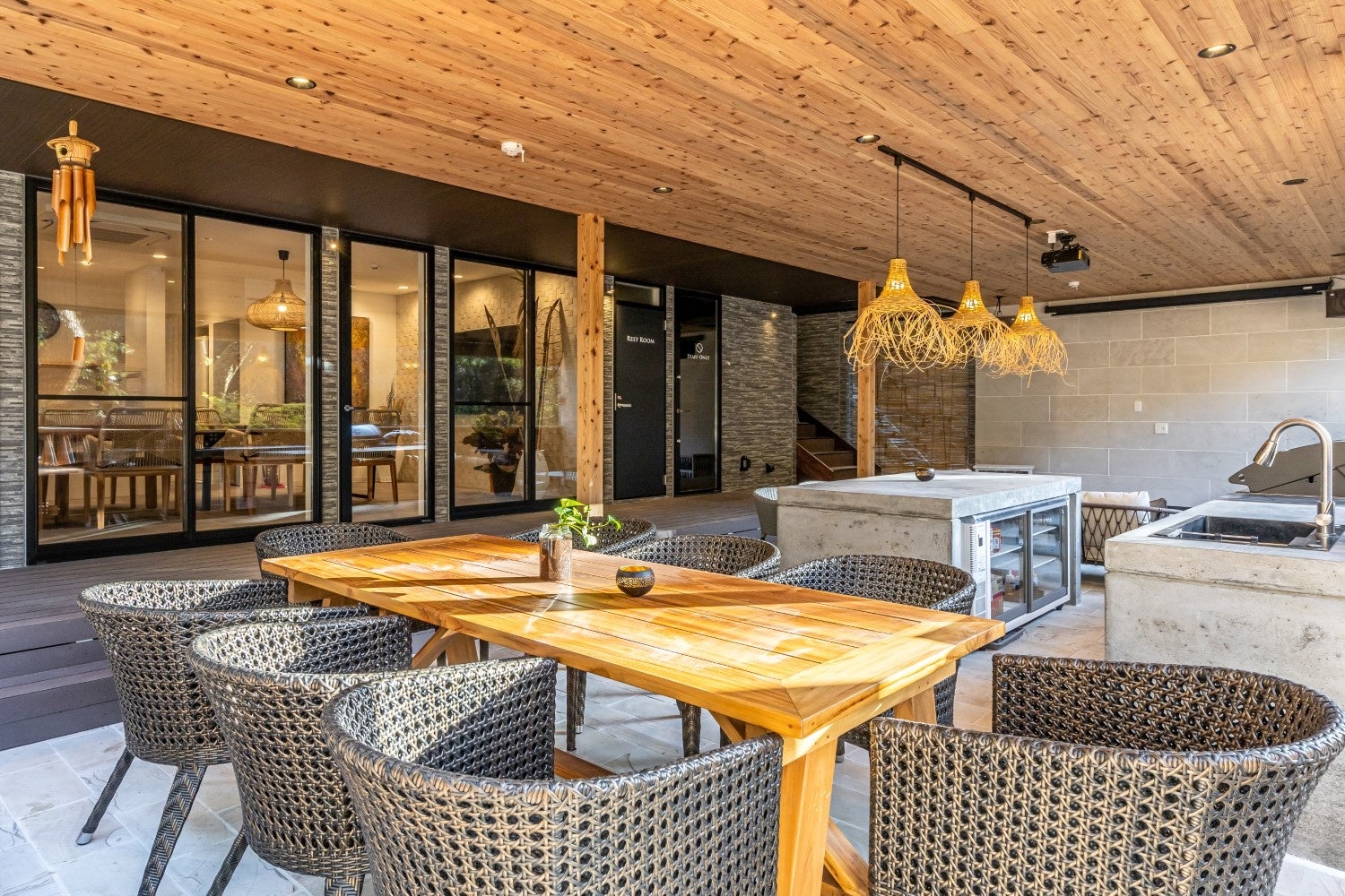 仲間と楽しむアウトドアテラス